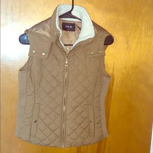 Tank puffy vest with hood